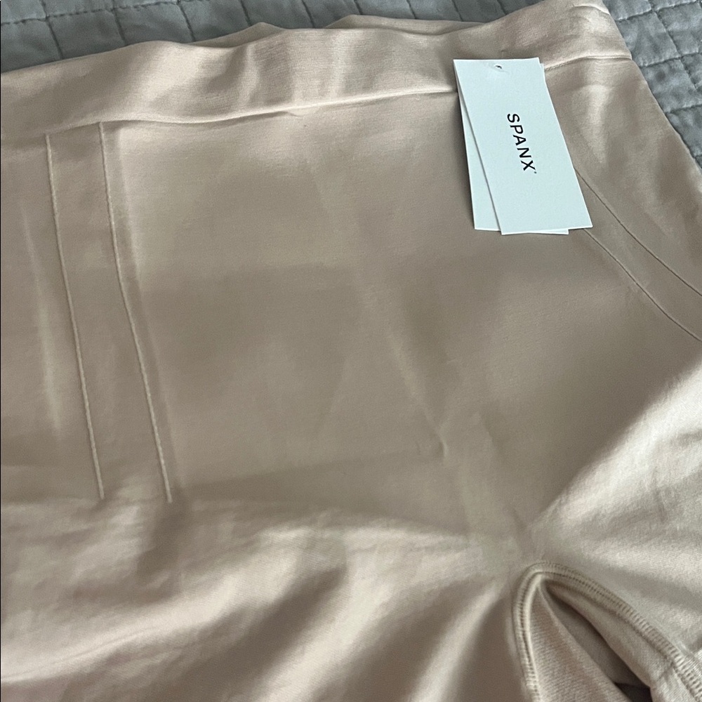 SPANX Mide-thigh short - Picture 2 of 9